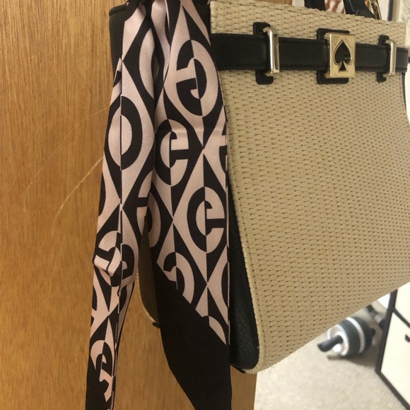 Elegant Black and Cream Handbag - Picture 12 of 13